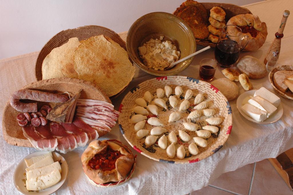 Il Leccio Bed & Breakfast ตอร์โตลี ภายนอก รูปภาพ