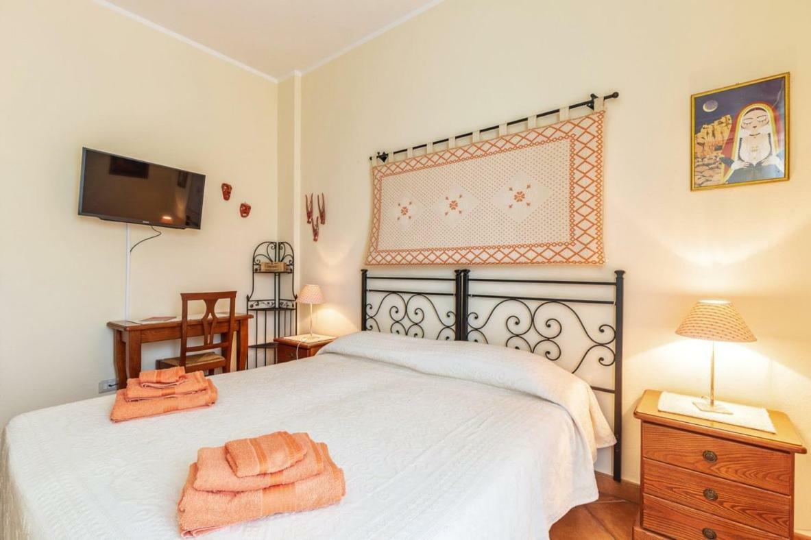 Il Leccio Bed & Breakfast ตอร์โตลี ภายนอก รูปภาพ