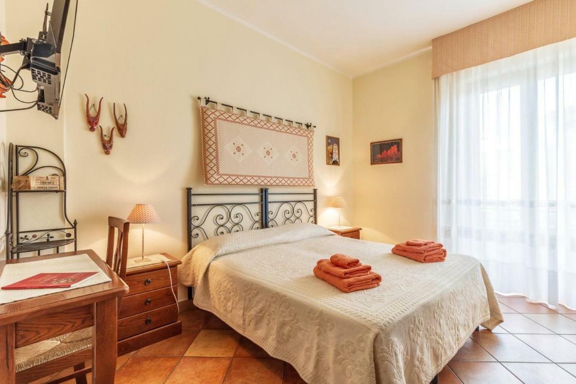 Il Leccio Bed & Breakfast ตอร์โตลี ภายนอก รูปภาพ