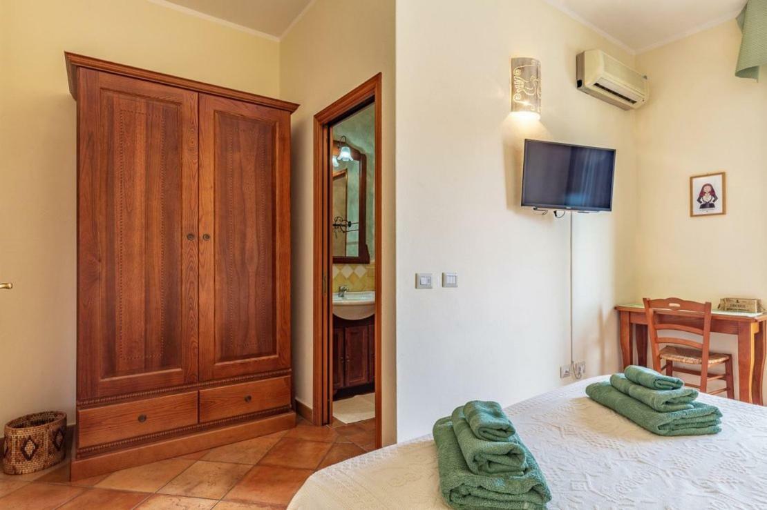 Il Leccio Bed & Breakfast ตอร์โตลี ภายนอก รูปภาพ